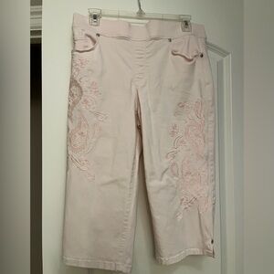 Gloria Vanderbilt Light Pink Embroidered Capris